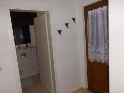 Eingang und Tür zum Badezimmer